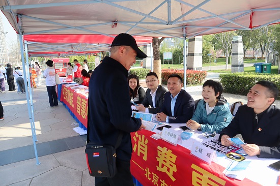 3月15日，北京市炜衡（合肥）律师事务所律师赴合肥天鹅湖广场开展“法律，让消费更安心”为主题的宣传活动.jpg