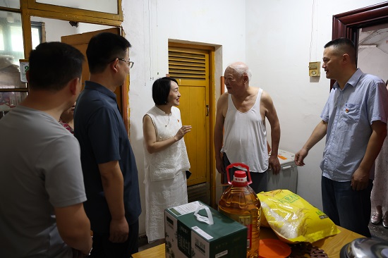 安徽和源律师事务所：该所律师联合安徽省审计厅文化卫生审计室，共同开展“情系老兵 温暖同行”慰问活动.jpg