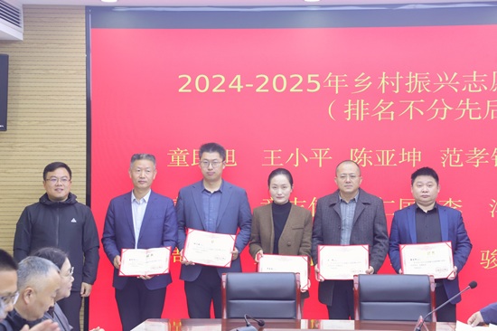 1764126564639614.jpg 尹寅为受表彰志愿律师代表颁发荣誉证书.jpg