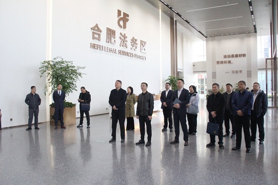 参观法务区.jpg