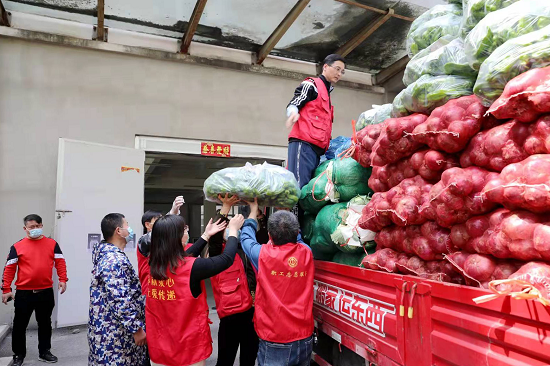 安徽华腾律师事务所倪岩柏律师在肥东东城科技产业园内，参加“向上海捐助蔬菜”爱心活动.png