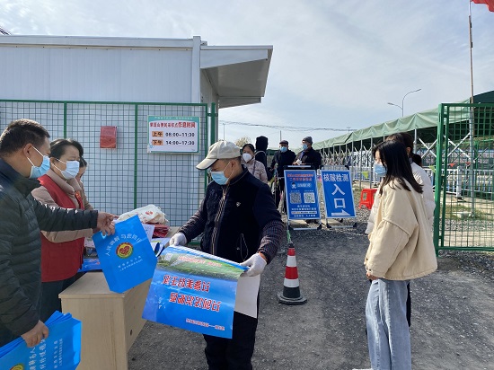 安徽皖国泰律师事务所：该所律师前往肥西县桃花镇柏堰社区，通过普法宣传资料发放、现场解答咨询等方式，向群众宣传宪法知识.jpg