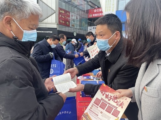 安徽华人律师事务所：该所律师在合肥市天鹅湖万达广场开展宪法普法宣传志愿服务活动.jpg