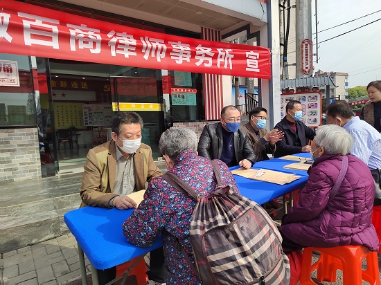 3月27日，安徽百商律师事务所律师到芜湖路街道曙光社区开展“三月雷锋行，法律进社区”公益普法活动.jpg