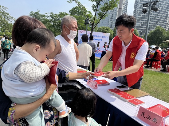 2023年5月25日，国浩律师（合肥）事务所该所党支部联合安徽中山法律援助维权中心前往凯旋门社区开展“民法典宣传月”主题普法活动.jpg