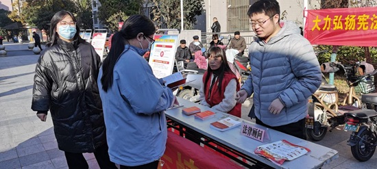 安徽达安律师事务所：该所律师联合包河区淝南社区居委会等单位前往淝南家园小区为群众提供公益法律咨询.jpg