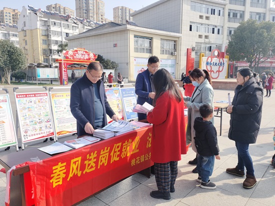 北京京师(合肥)律师事务所：该所律师赴肥西县桃花镇顺和社区开展“春风送岗促就业，法律服务暖民心”普法宣传活动.jpg