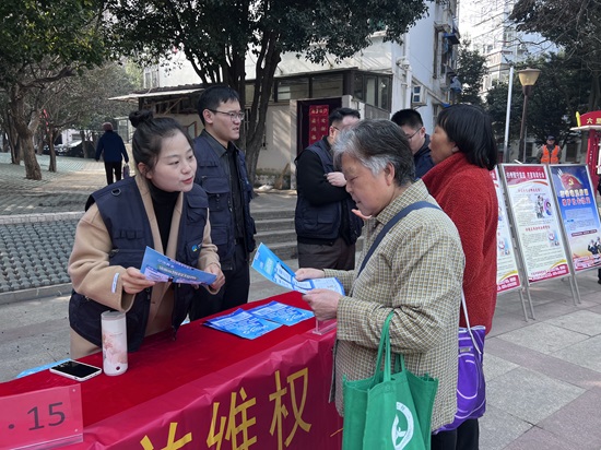 安徽安泰达律师事务所：该所律师参加由蜀山区三里庵街道办事处等单位举办的“激发消费活力”普法活动.jpg