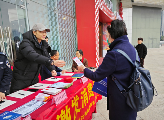 安徽承义律师事务所：该所联合蜀山区荷叶地街道妇联在政务区银泰城商业广场开展“普及维权知识 践行雷锋精神”主题普法活动.png