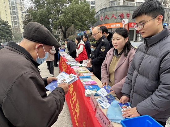 安徽通闻律师事务所：该所律师前往包河区滨湖春天小区开展普法宣传活动.jpg