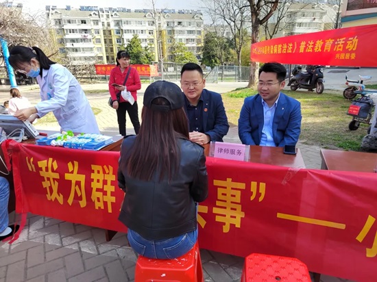 北京京师（合肥）律师事务所：该所律师参加由高新区组织人事局等单位在兴园南区广场联合举办的“春风行动”暨服务企业用工专场招聘会.jpg