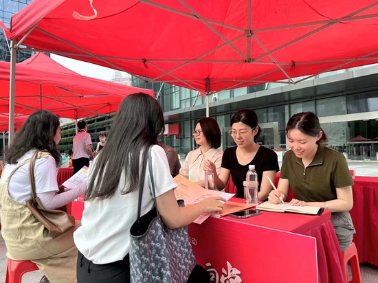 上海融孚（合肥）律师事务所：该所律师前往蜀山区华地金融中心广场开展普法宣传活动.jpg