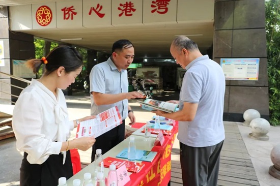 安徽徽商律师事务所：该所律师前往蜀山区天鹅湖畔小区开展“普法宣传进社区 法治服务零距离”活动.jpg