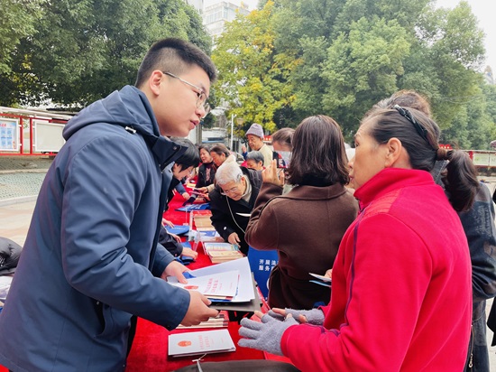 北京尚公（合肥）律师事务所：该所律师参加由三里庵街道司法所等单位举办的“大力弘扬宪法精神.jpg