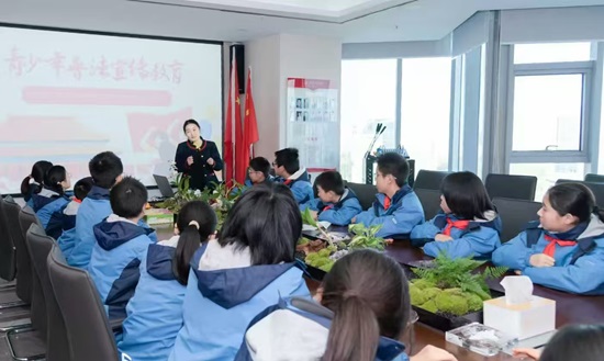 北京中银（合肥）律师事务所：该所律师为合肥市五十中天鹅湖教育集团天鹅湖校区七（19）中队学生开展“普法宣传，从我做起，共筑法治中国梦”主题普法宣传活动.jpg