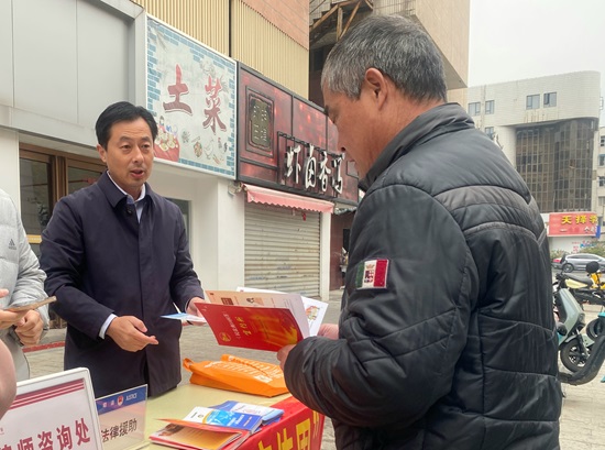 安徽双睿律师事务所：该所律师在庐阳区三孝口街道党群服务中心开展宪法日宣传普法活动.jpg