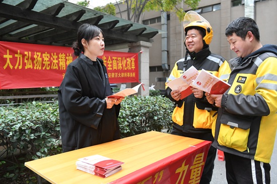 安徽百大律师事务所：该所律师联合滨湖世纪社区、清枫居委会开展普法宣传活动.jpg