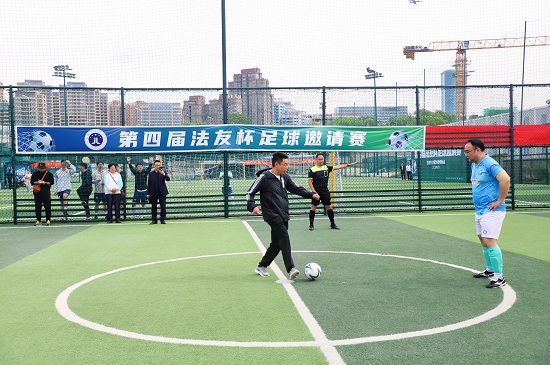 首场比赛参赛球队入场，领导（孙永标）开球.jpg