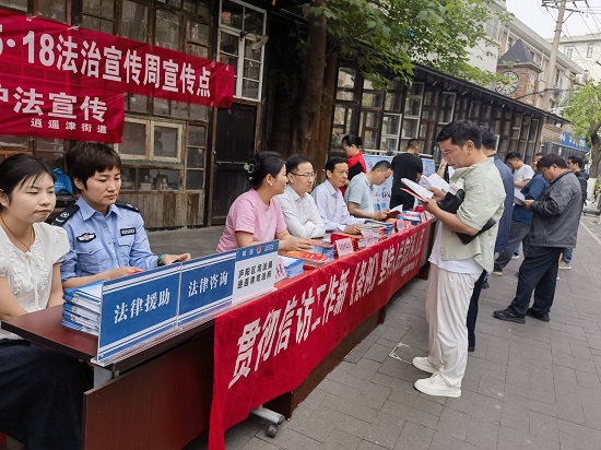 广东华商（合肥）律师事务所：该所律师积极响应庐阳区司法局组织开展的第25个“5·18”法治教育宣传周活动号召，前往逍遥津街道办事处开展普法宣传活动.jpg