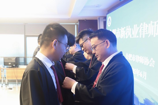 佩戴徽章1.jpg