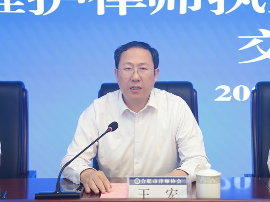 王宏 主持4.jpg